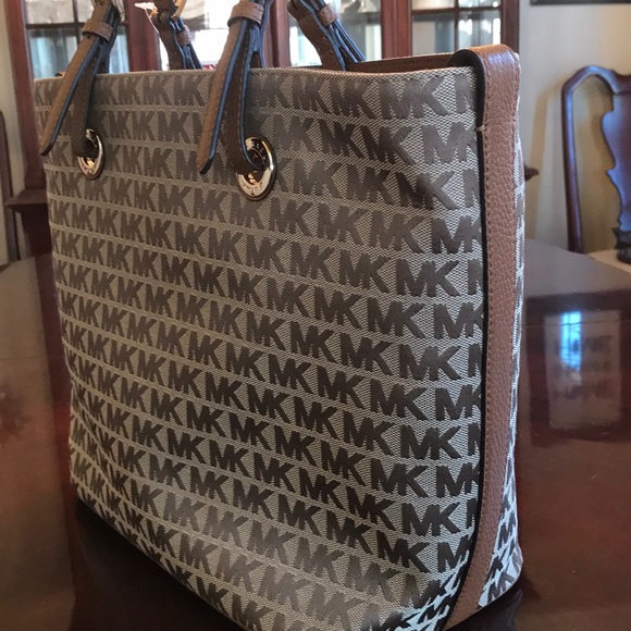 Michael Kors Handbags - NWT Michael Kors Jet Set Grab Tote
